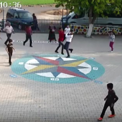 Davete dayak! Öğretmen okul bahçesinde karşıladı, neye uğradığını şaşırdı