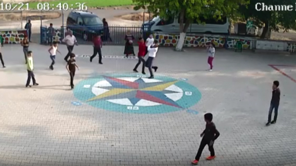 Davete dayak! Öğretmen okul bahçesinde karşıladı, neye uğradığını şaşırdı