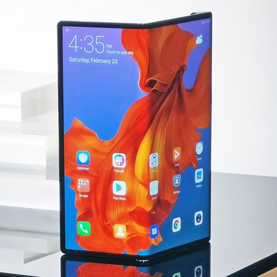 Sonunda ekranını katlıyor!