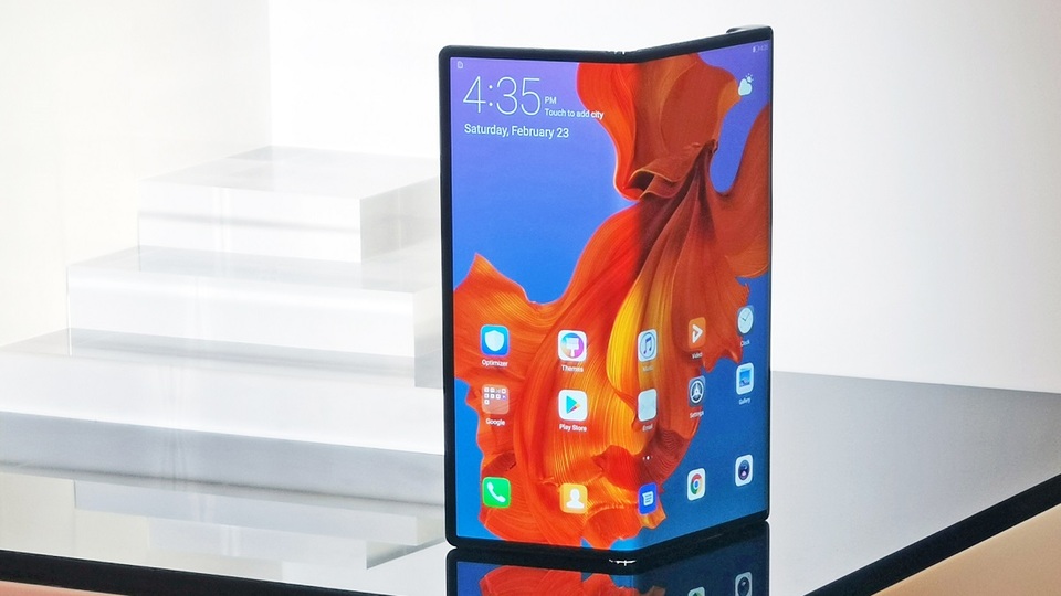 Sonunda ekranını katlıyor!