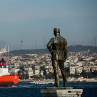 Atatürk heykelinin tepki çeken hali