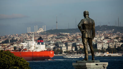 Atatürk heykelinin tepki çeken hali