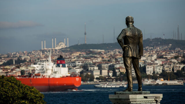 Atatürk heykelinin tepki çeken hali