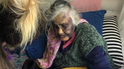 Vahşet! Yaşlı kadına bakıcı dayağı!