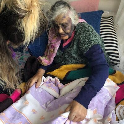 Vahşet! Yaşlı kadına bakıcı dayağı!