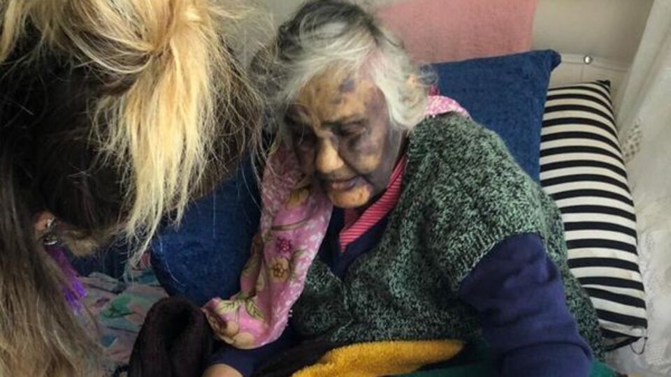 Vahşet! Yaşlı kadına bakıcı dayağı!