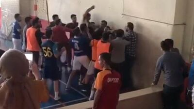 Okul karıştı... Öğretmenler kavga etti, öğrenciler ayırdı