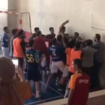 Okul karıştı... Öğretmenler kavga etti, öğrenciler ayırdı