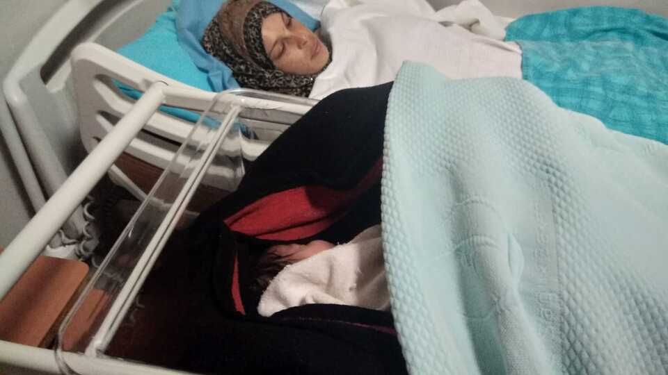 Mehmetçik hamile kadını hastaneye yetiştirdi