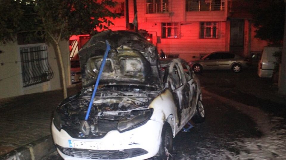 Park halindeki otomobil alev alev yandı