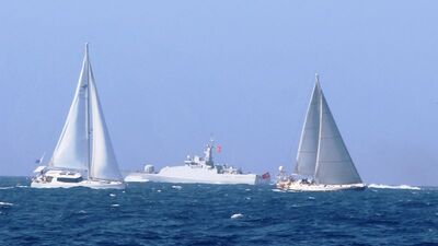 Savaş gemisiyle koruma! Tam o noktada peşlerindeydi