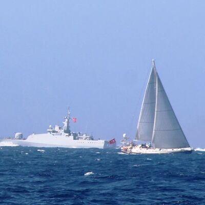 Savaş gemisiyle koruma! Tam o noktada peşlerindeydi