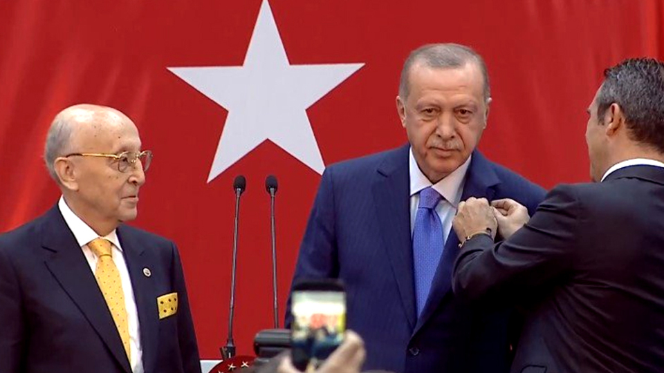 Cumhurbaşkanı Erdoğan'a çeyrek asır rozeti