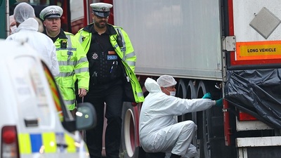 Kapıda kanlı el izleri vardı