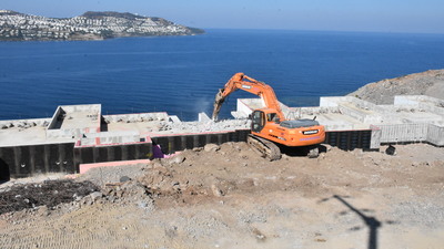 Yüzlercesi yıkıldı