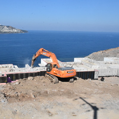 Yüzlercesi yıkıldı