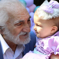 "90 yaş farkı iki bakış arasında kaybolmuş"