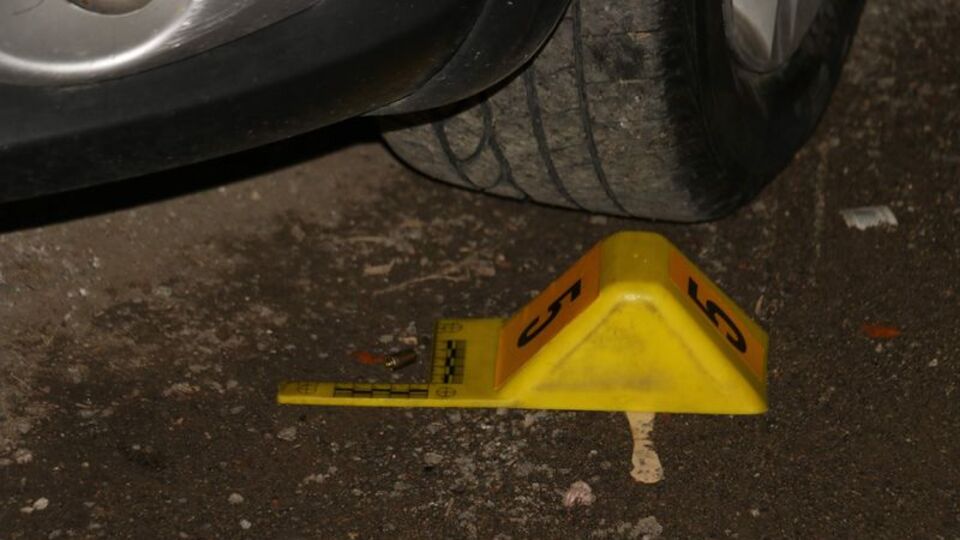 Önce boşanma aşamasındaki eşini sonra kendini vurdu