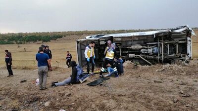 Üniversite öğrencilerini taşıyan otobüs devrildi!