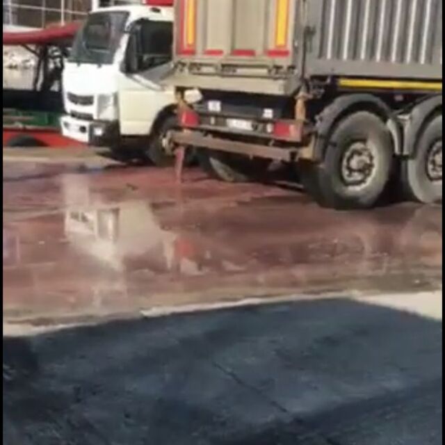 Denize kamyonla atık boşaltırken yakalandı