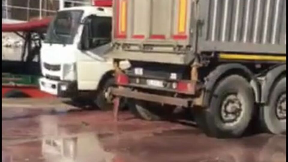 Denize kamyonla atık boşaltırken yakalandı