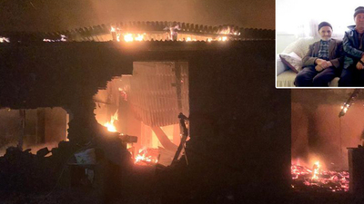 Engelli oğlunun elini bırakmadı!