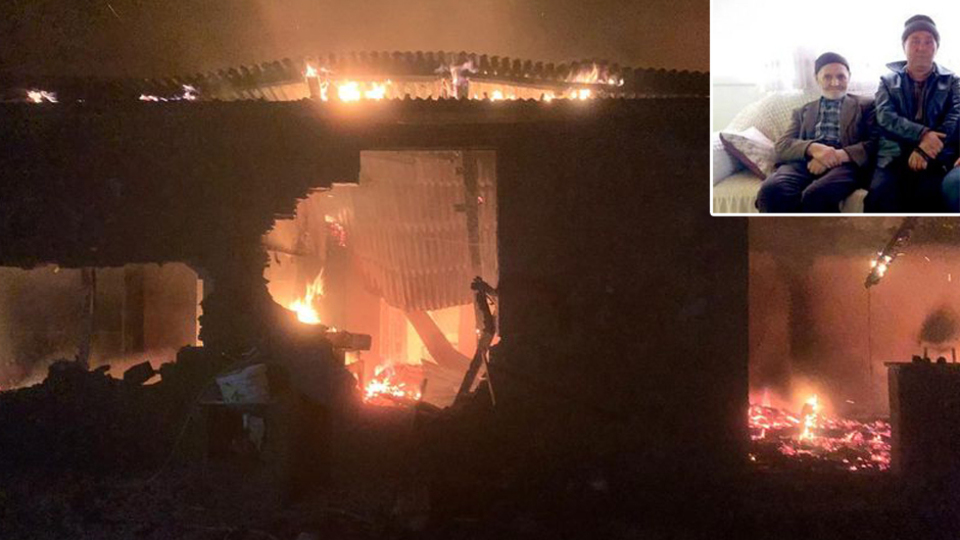 Engelli oğlunun elini bırakmadı!