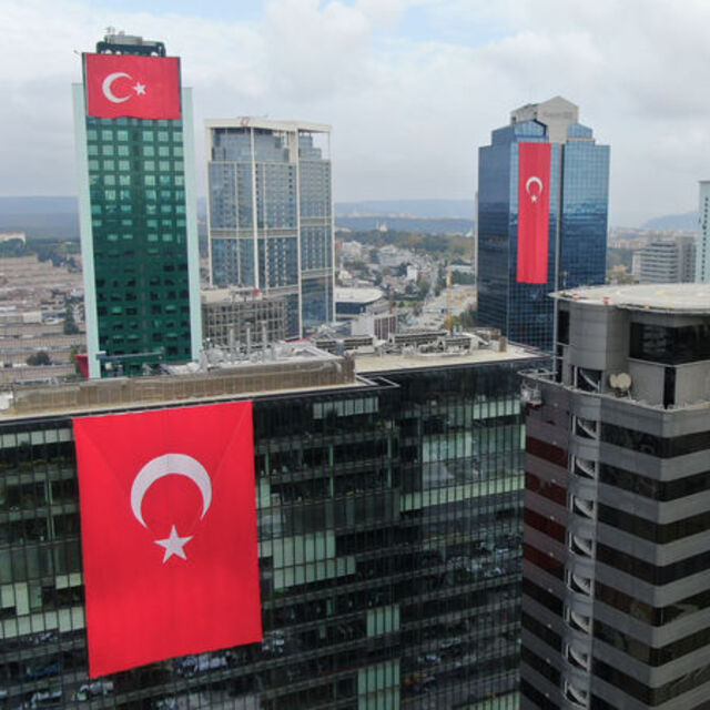 Orada yer gök kırmızı beyaz