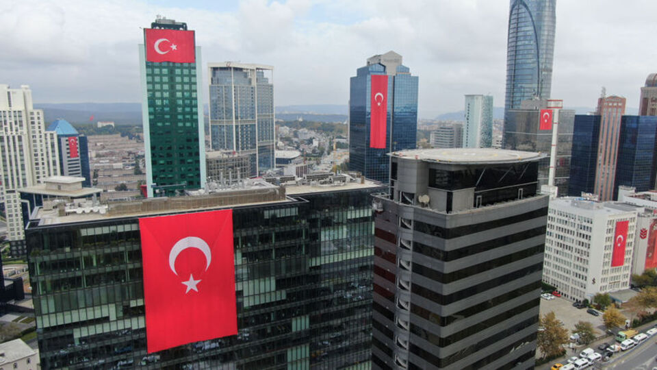 Orada yer gök kırmızı beyaz