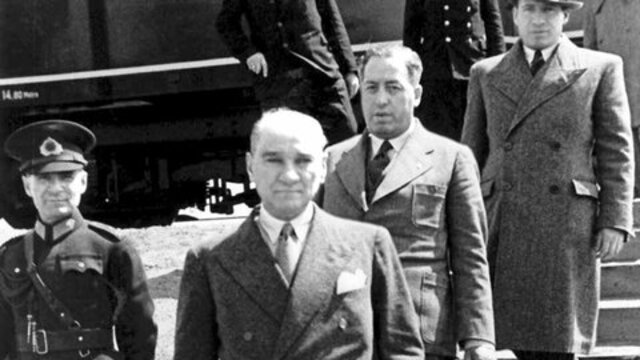 Atatürk resimleri ve Cumhuriyet sözleri