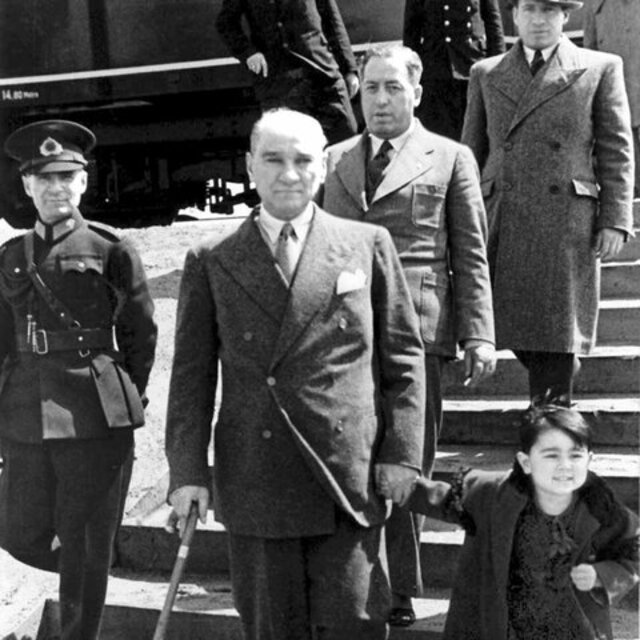 Atatürk resimleri ve Cumhuriyet sözleri