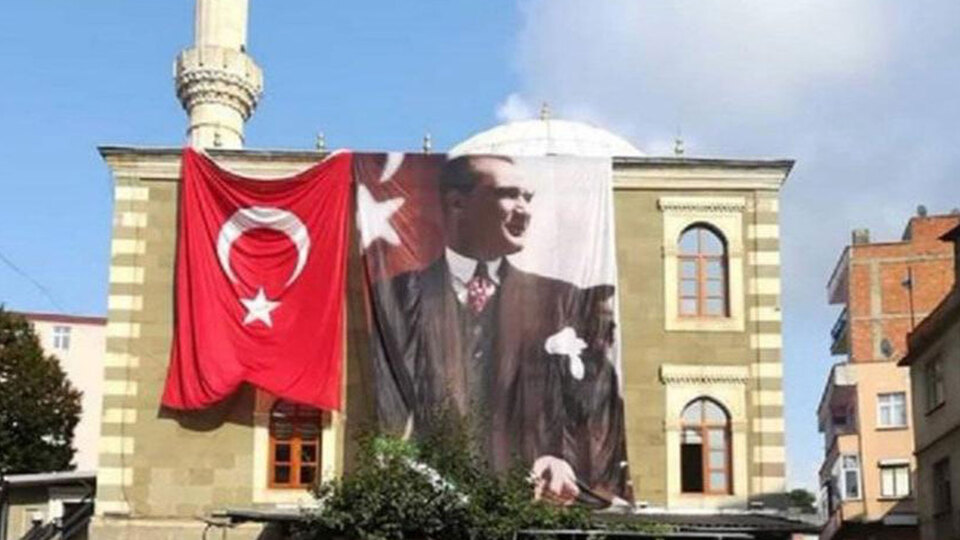 Atatürk posteri ve Türk bayrağını çaldılar!
