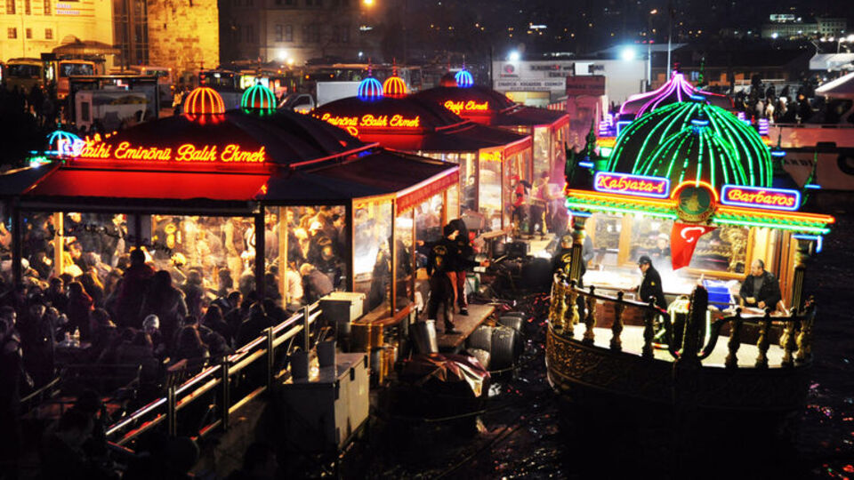 Eminönü'ndeki balıkçılar kaldırıyor mu?