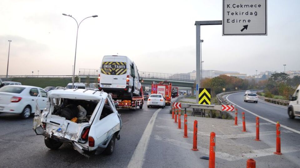 Servis, otomobile çarptı: 1 ağır yaralı