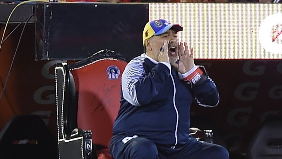 Maradona tahta çıktı!