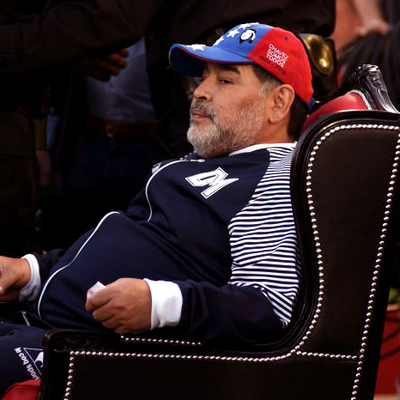 Maradona tahtta oturdu!