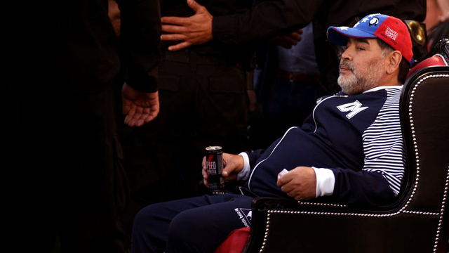 Maradona tahtta oturdu!