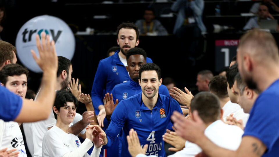 Anadolu Efes farklı kazandı