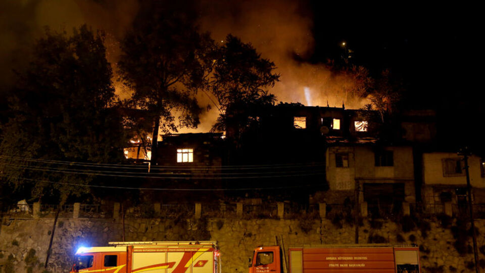 Ankara'da 3 gecekondu alev alev yandı