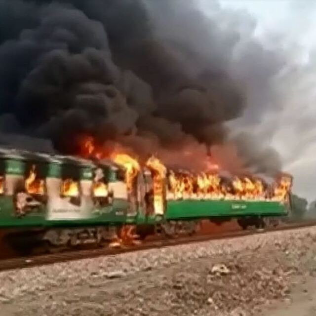Pakistan'da facia! Tren alev aldı