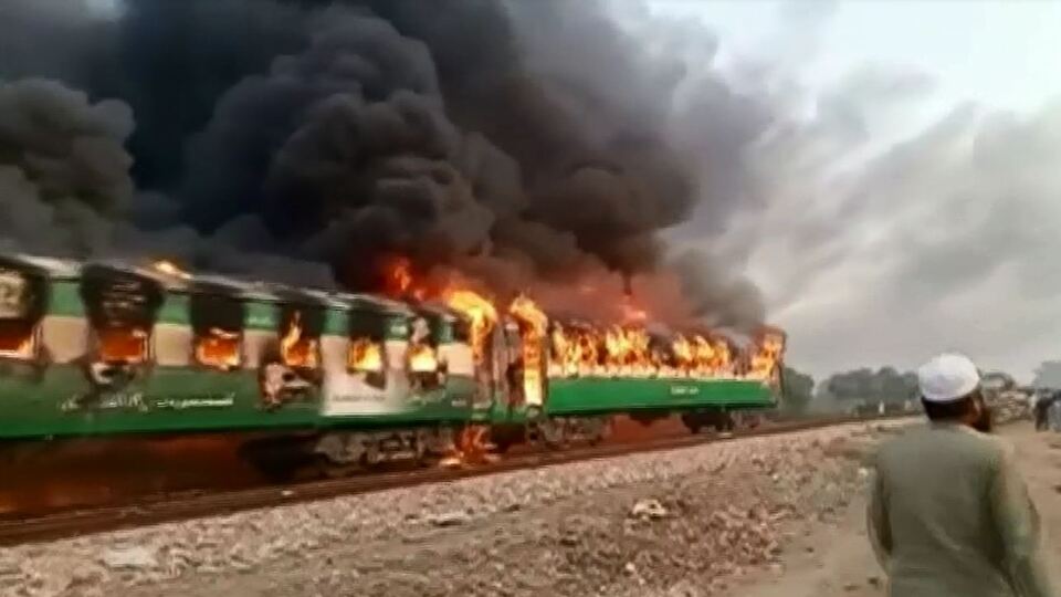 Pakistan'da facia! Tren alev aldı