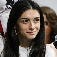 Sevgilisini yalnız bırakmadı