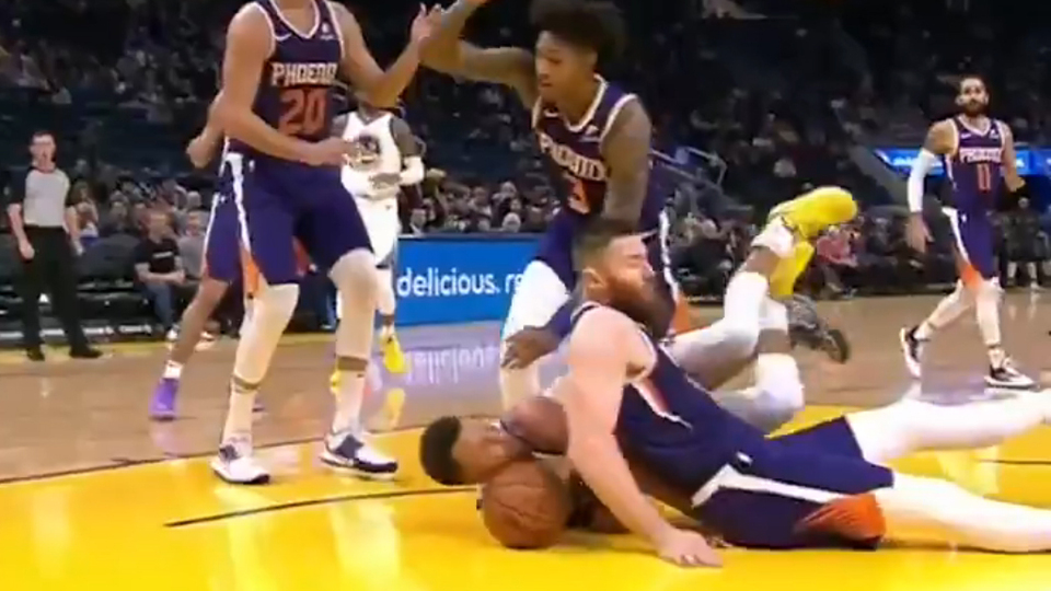NBA'de şok! Eli kırıldı