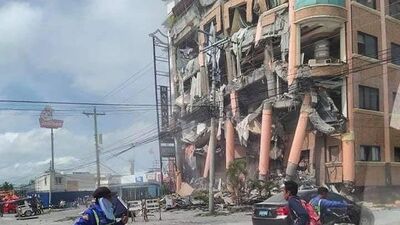 Filipinler 6,5'le sallandı! Otel çöktü