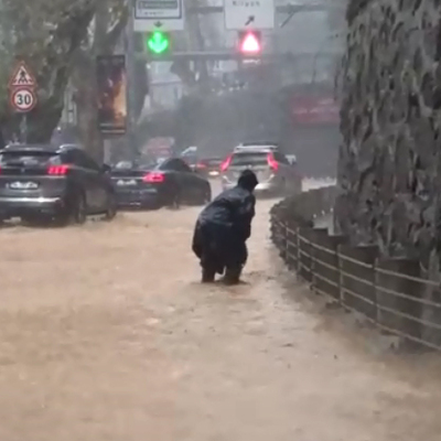 İstanbul'da sağanak yağış! Dakikalar içinde bu hale geldi