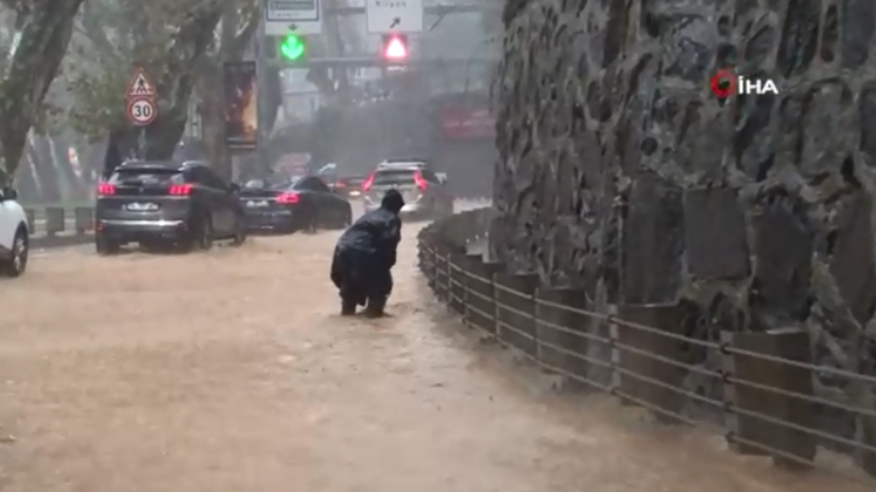 İstanbul'da sağanak yağış! Dakikalar içinde bu hale geldi