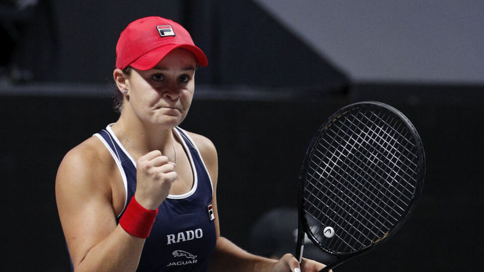 Barty ve Bencic yarı finalde