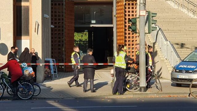 Köln'de cami yakınlarındaki bomba ihbarı asılsız çıktı
