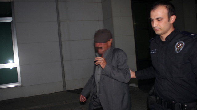 Öz oğlunu bıçakladı!