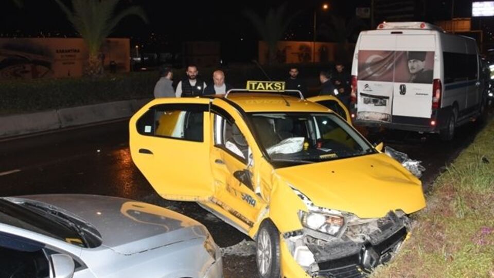 İzmir'de zincirleme kaza: 9 yaralı